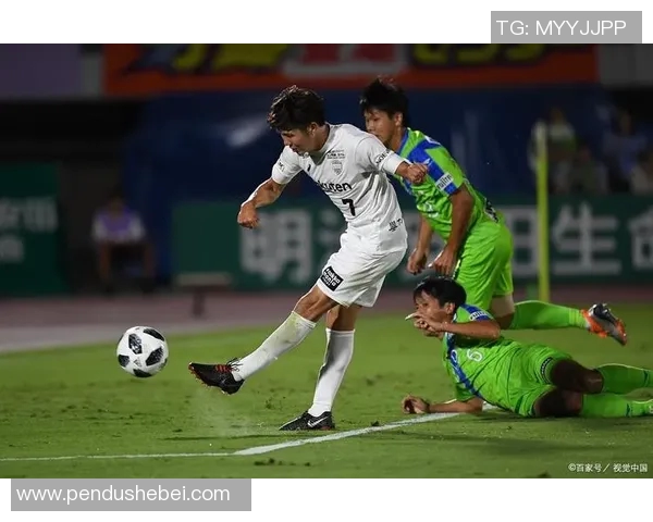 冈山绿雉与熊本深红的激烈对决展现足球魅力与团队精神 冈山绿雉与熊本深红的激烈对决展现足球魅力与团队精神